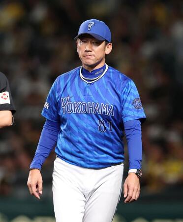 　８回の攻撃を終え、選手交代を告げた三浦監督（撮影・北村雅宏）