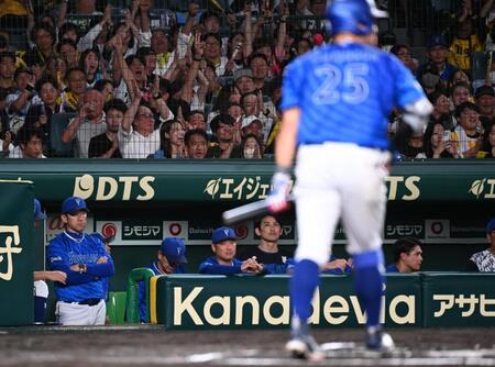 　１０回、筒香が空振り三振に倒れ、厳しい表情の三浦監督（左）