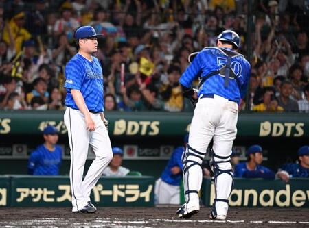 　８回、佐藤輝に右前適時打を打たれた伊勢（左）