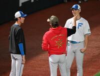 　試合前、新庄監督（中央）に話しかけられる福島（左）と達（撮影・伊藤笙子）