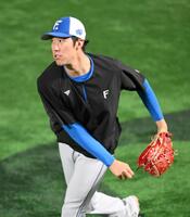 　キャッチボールをする福島（撮影・伊藤笙子）