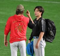 　試合前、新庄監督（左）に話しかけられる金村（撮影・伊藤笙子）
