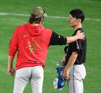 　試合前、新庄監督（左）に話しかけられる玉井（撮影・伊藤笙子）