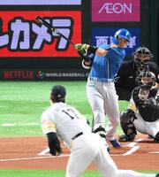 　１回、有原（手前）から右前打を放つ清宮幸（撮影・伊藤笙子）