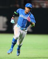 　１回、清宮幸の右前打で三塁へ向かう万波（撮影・中島達哉）