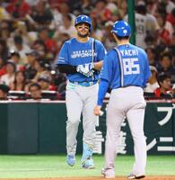 　１回、三ゴロに倒れたマルティネス（左）＝撮影・中島達哉