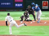 　１回、有原の前に空振り三振に倒れるレイエス（撮影・伊藤笙子）