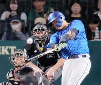 　３回、適時二塁打を放つ蝦名