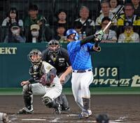 　３回、左中間へ適時二塁打を放つ蝦名（撮影・立川洋一郎）