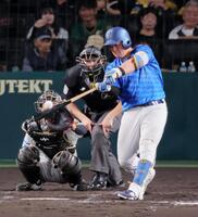 　４回、勝ち越しソロを放つ牧