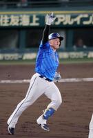 　４回、勝ち越しソロを放ち、右腕を突き上げる牧