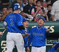 　４回、勝ち越しソロを放った牧（左）を迎える三浦監督（撮影・西田忠信）