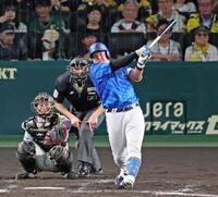 　４回、左中間スタンドへ勝ち越しのソロを放つ牧（撮影・立川洋一郎）