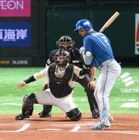 　６回、死球を受けるマルティネス（撮影・伊藤笙子）