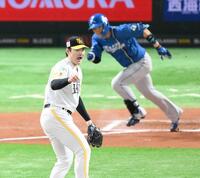 　６回、郡司（奥）を遊ゴロに打ち取る有原（撮影・伊藤笙子）