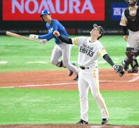 　４回、石井（奥）を中飛に打ち取る有原（撮影・伊藤笙子）
