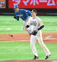 　５回、浅間（奥）を二ゴロに打ち取る有原（撮影・伊藤笙子）