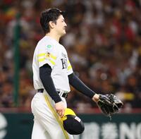 　６回、マルティネスに死球を与え、謝罪する有原（撮影・中島達哉）