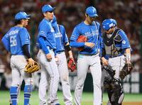 　８回途中で降板する福島（右から２人目）＝撮影・中島達哉