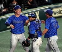 　６回、竹田（左）は継投した中川虎を笑顔で迎える（撮影・山口登）