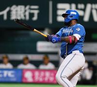 　４回、中前打を放つレイエス（撮影・中島達哉）