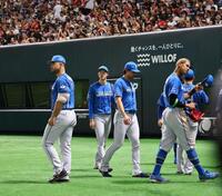 　８回が終わり、ナインを迎え、ベンチに戻る福島蓮（中央）と上原（撮影・中島達哉）