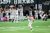 　８回、左越え３ランを放ち、ガッツポーズの柳田（中央）＝撮影・伊藤笙子