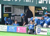 　連敗でＣＳ突破へ後がなくなり、ベンチを引き揚げる新庄監督（中央）＝撮影・伊藤笙子