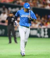 　６回、石井が空振り三振に倒れ、ベンチに戻る一走・郡司（撮影・中島達哉）