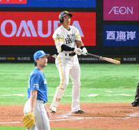 　８回、上原（手前）から左越え３ランを放ち、打球を見つめる柳田（撮影・伊藤笙子）