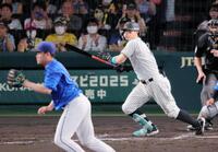 　８回、右前へ同点打を放つ佐藤輝