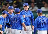 　６回、マウンドを中川虎（手前）に託す三浦監督（撮影・田中太一）