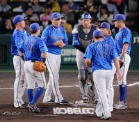 　６回、２番手で登板する中川（手前）をマウンドで迎える三浦監督