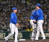 　６回、竹田（右）に降板を告げる三浦監督（撮影・西田忠信）
