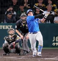 　４回、勝ち越しソロを放つ牧