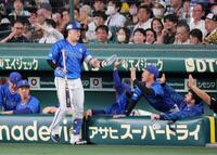 　４回、勝ち越しソロを放ち、ベンチで迎えられる牧