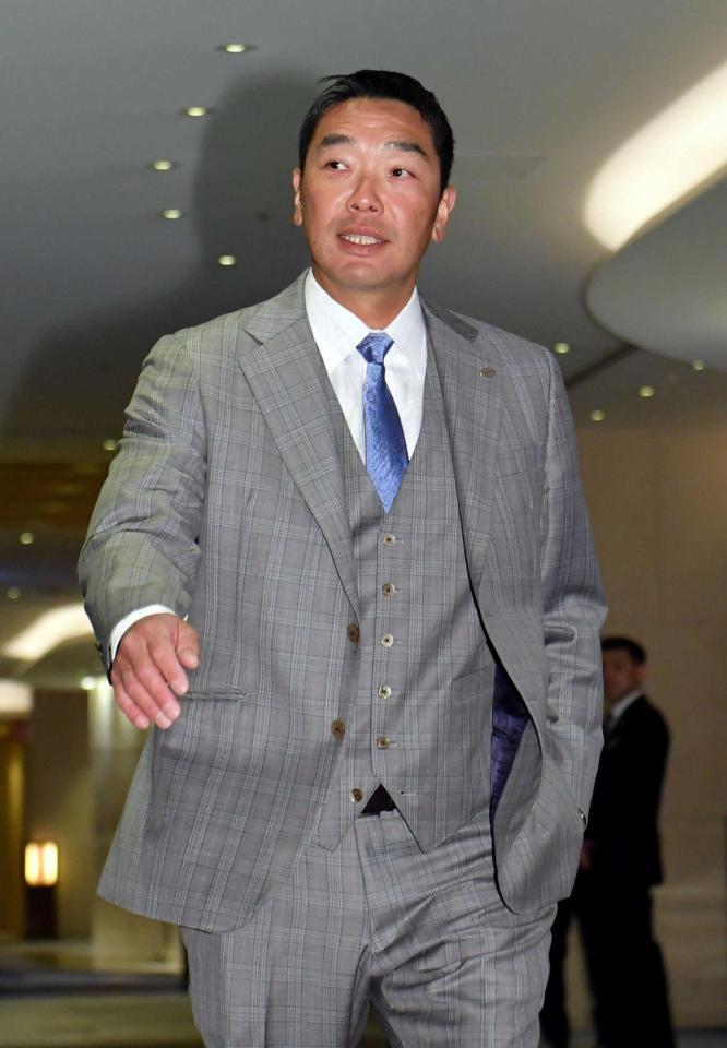 　オーナー報告を行った阿部監督（撮影・佐藤厚）