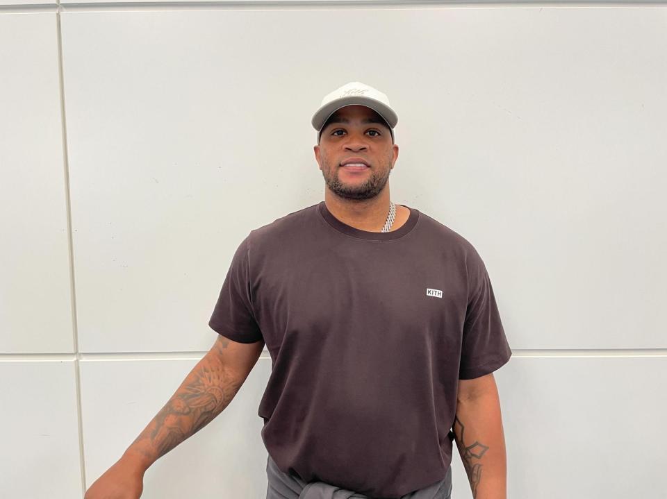 　帰国したビシエド（球団提供）