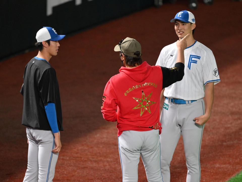 　試合前、新庄監督（中央）に話しかけられる福島（左）と達（撮影・伊藤笙子）