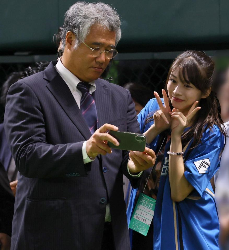 　試合前、木田ＧＭ代行（左）と笑顔で自撮りをするモーニング娘。’２５・牧野真莉愛（撮影・中島達哉）