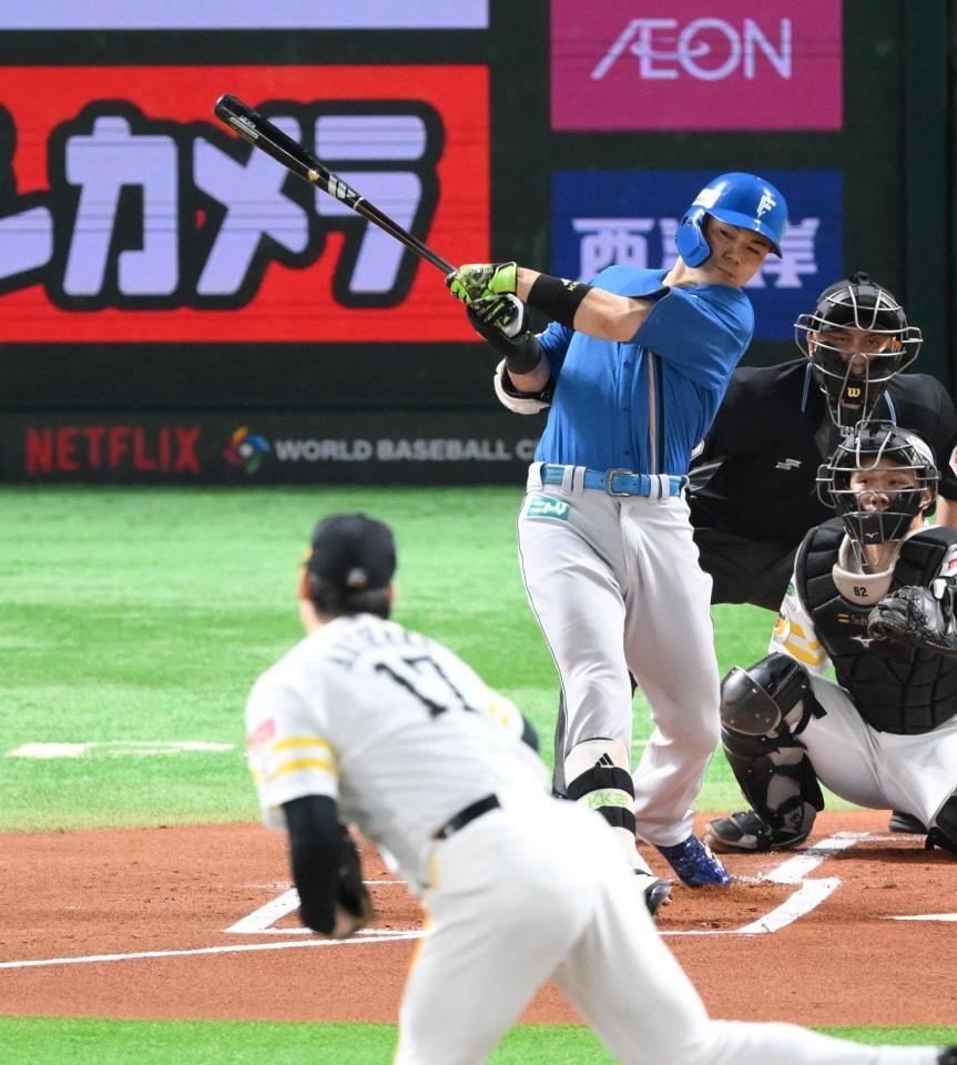 　１回、有原（手前）から右前打を放つ清宮幸（撮影・伊藤笙子）