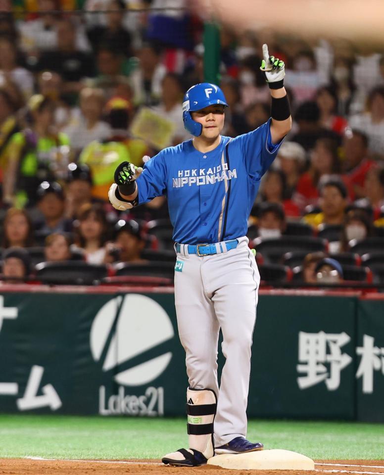 　１回、右前打を放ち、ベンチに向かってポーズをとる清宮幸（撮影・中島達哉）