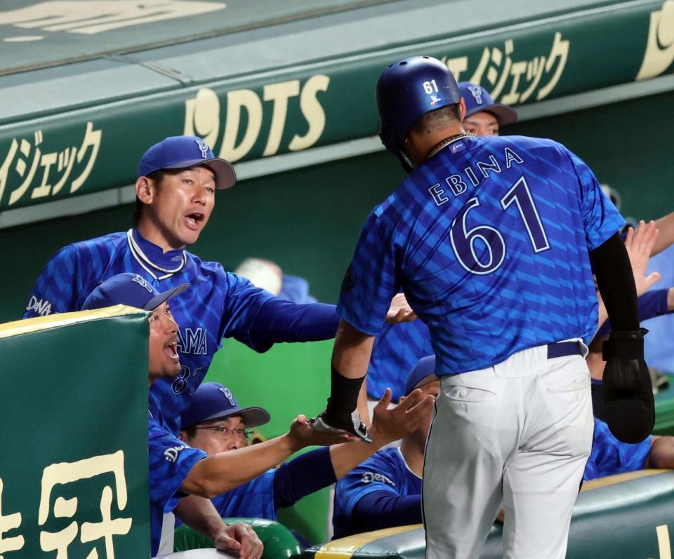 　３回、生還した蝦名を迎える三浦監督（左）＝撮影・山口登