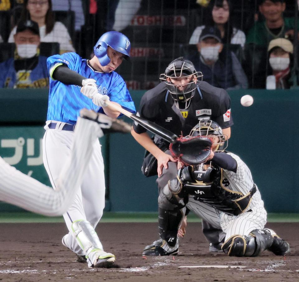 　３回、同点二塁打を放つ佐野