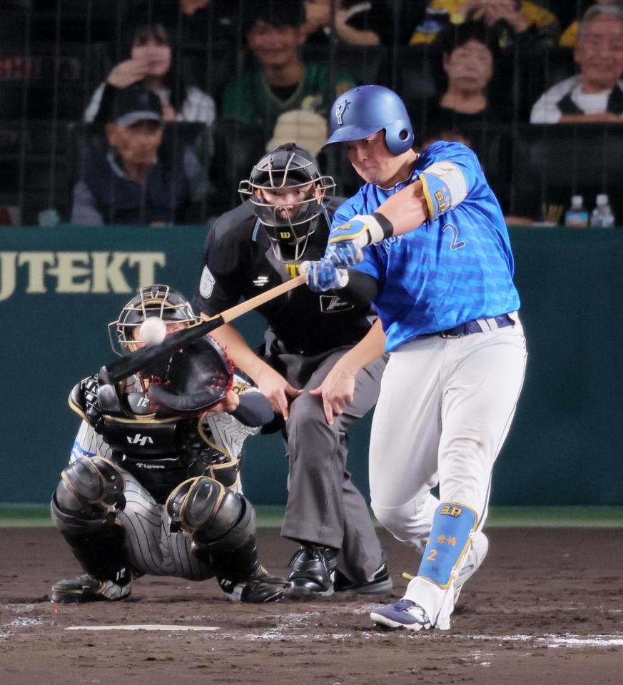 　４回、勝ち越しソロを放つ牧