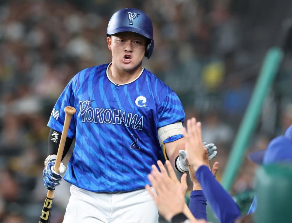 　４回、勝ち越しとなるソロを放ち、タッチを交わす牧（撮影・北村雅宏）