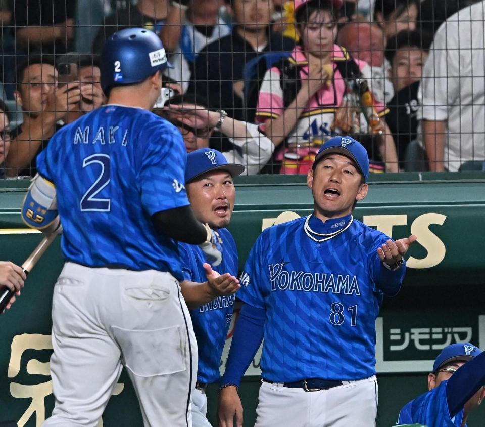 　４回、勝ち越しソロを放った牧（左）を迎える三浦監督（撮影・西田忠信）
