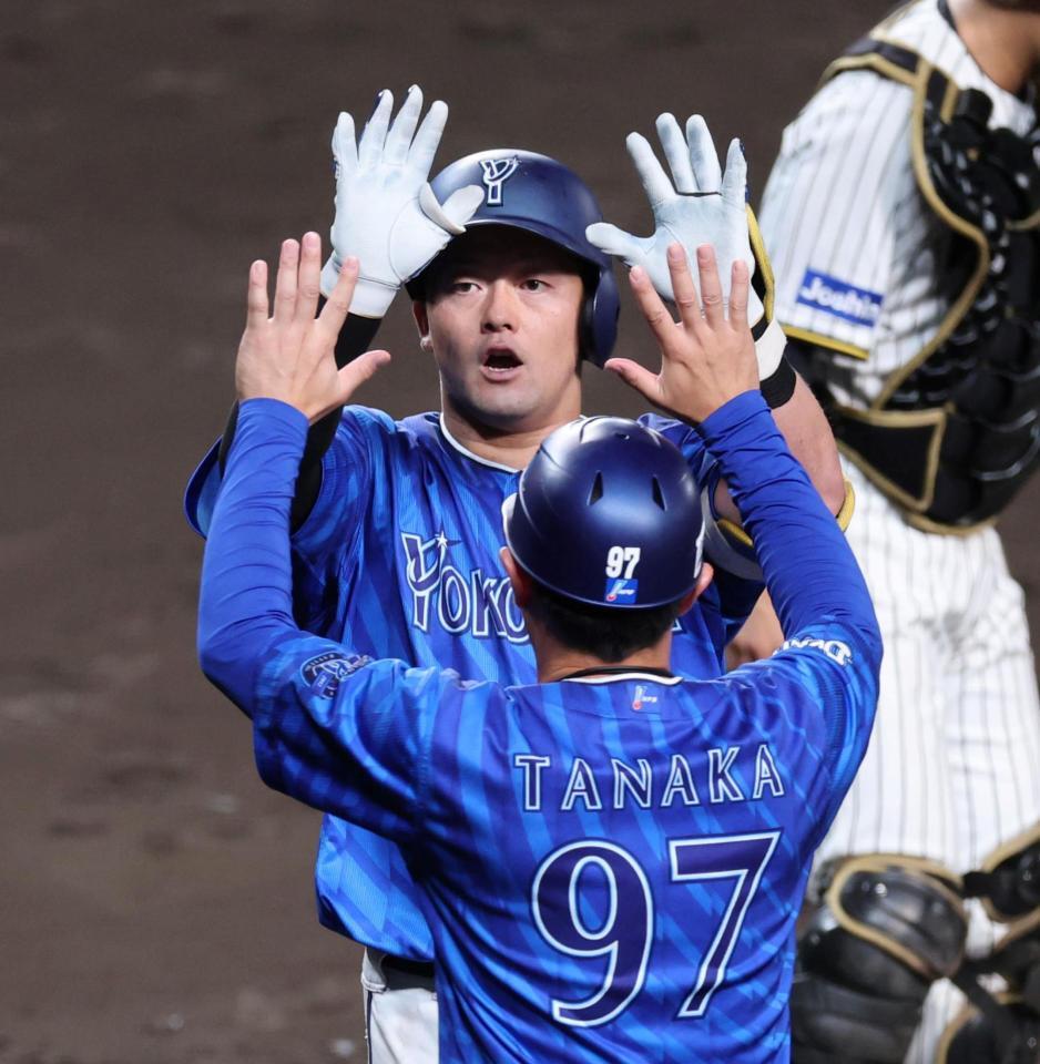 　４回、ソロを放ち生還する牧（撮影・山口登）