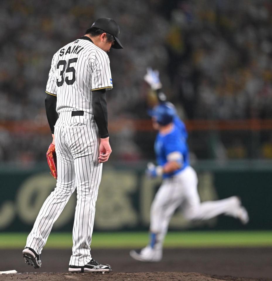 　４回、牧に勝ち越し弾を許し肩を落とす才木（撮影・飯室逸平）