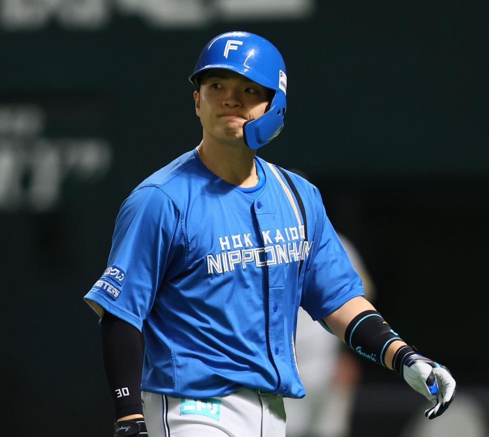 　４回、一邪飛に倒れ、ベンチに戻る郡司（撮影・中島達哉）